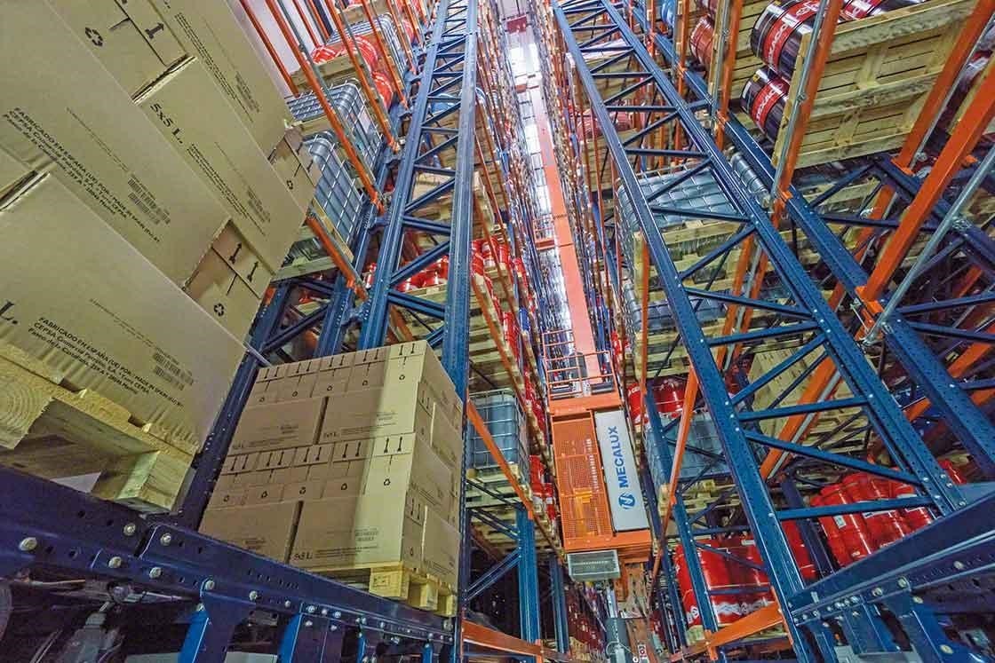 Visokoregalna dizalica automatski rukuje paletama u robotiziranom ili „automatiziranom” skladištu