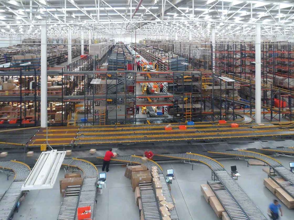 Automatski sustavi i softver za upravljanje skladištem pojednostavljuju procese, čineći isporuke „posljednje milje” preciznijima Automatski sustavi i softver za upravljanje skladištem pojednostavljuju procese, čineći isporuke „posljednje milje” preciznijima