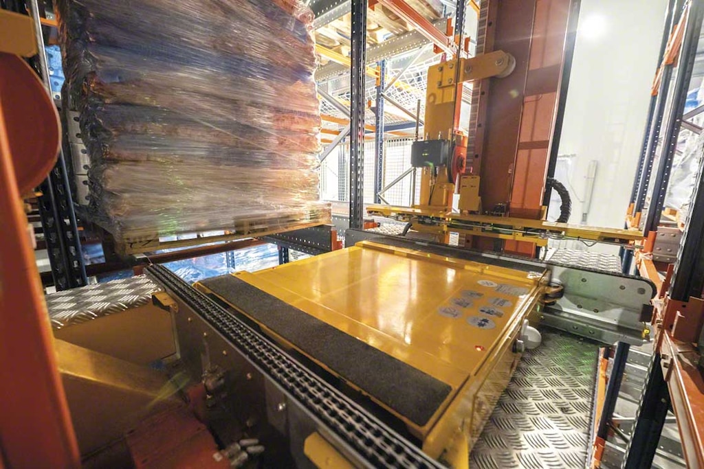 The stacker crane deposits the Pallet Shuttle in the corresponding location to insert or remove the goods