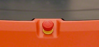 Na svakom AMR robotu postoje gumbi za zaustavljanje u slučaju nužde koji, kada se pritisnu, potpuno zaustavljaju robota