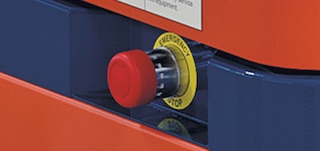 Na svakom AMR robotu postoje gumbi za zaustavljanje u slučaju nužde koji, kada se pritisnu, potpuno zaustavljaju robota