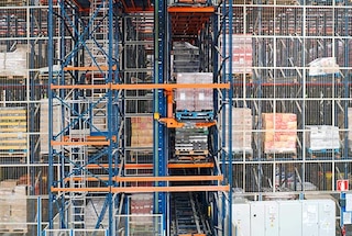 Automatizirani vertikalni transporteri mogu se koristiti u određenim AS/RS sustavima Automatizirani vertikalni transporteri mogu se koristiti u određenim AS/RS sustavima